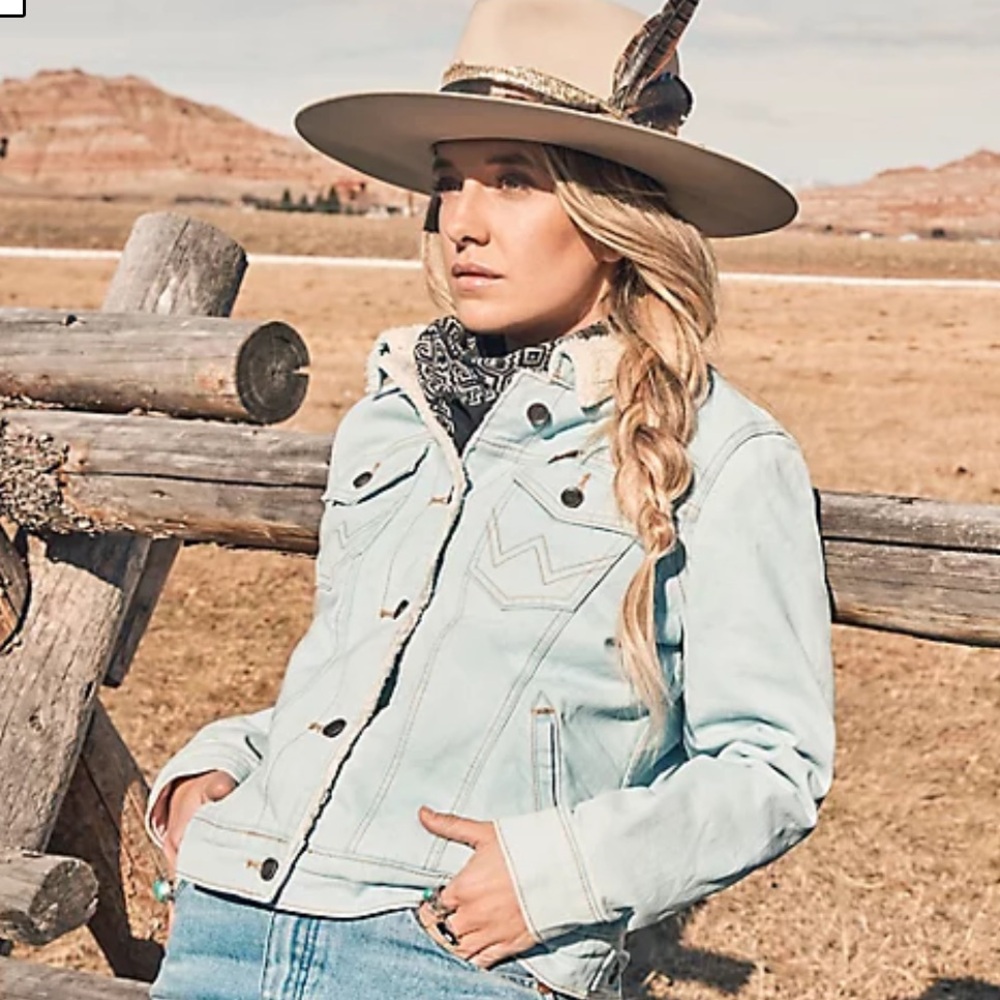WOMEN'S WRANGLER RETRO® SHERPA LINED WESTERN DENIM JACKET